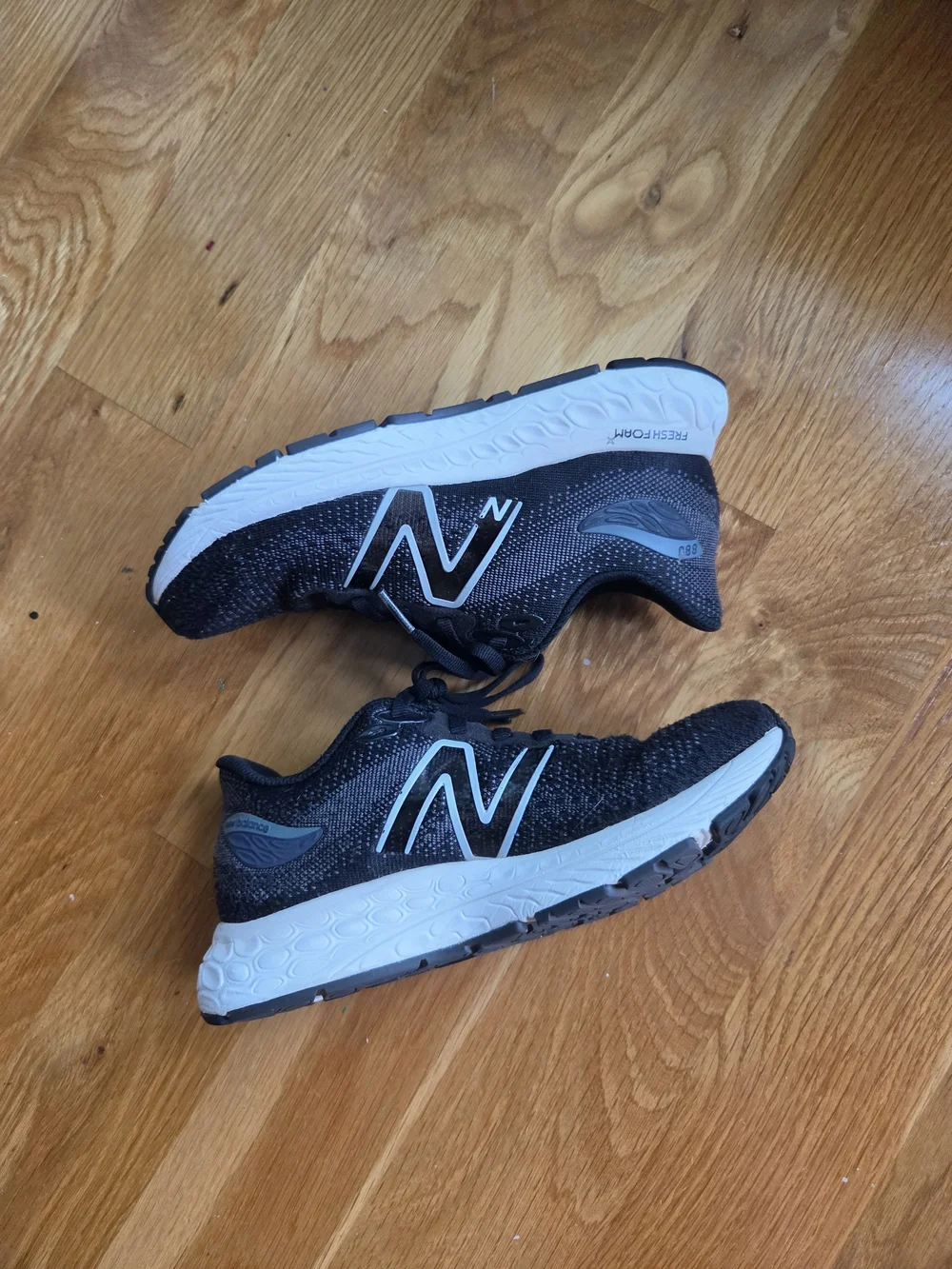 New Balance's Fresh Foam X 880 Kids running shoe Sneaker Size 2.5